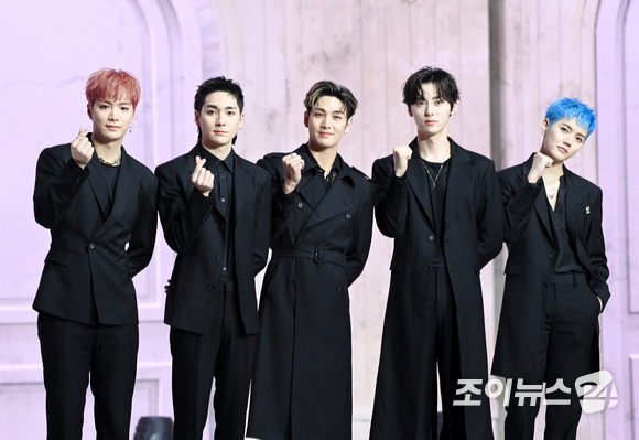 그룹 뉴이스트가 19일 오후 서울 광진구 광장동 예스24라이브홀에서 열린 뉴이스트 정규 2집 앨범 'Romanticize'(로맨티사이즈) 미디어 쇼케이스에 참석해 포즈를 취하고 있다. [사진=정소희 기자]