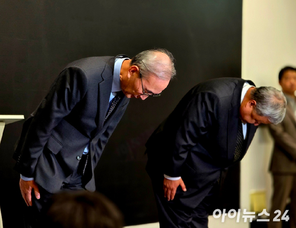 11일 오후 서울 광화문 KT 웨스트 사옥에서 열린 기자간담회에서 김영섭 KT 대표(왼쪽)가 최근 발생한 소액결제 피해 사고에 대해 고개 숙여 사과하고 있다. [사진=안세준 기자]