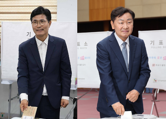 6&middot;3 지방선거 사전투표 첫날인 29일 더불어민주당 이원택(왼쪽) 전북특별자치도지사 후보와 무소속 김관영 후보가 전주시내 사전투표소에서 투표하고 있다. 2026.5.29 [사진=연합뉴스]