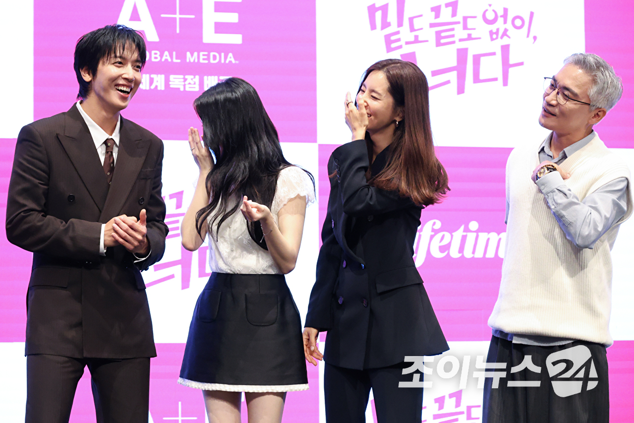 그룹 씨엔블루 정용화, 배우 홍승희, 한채아, 조재윤이 19일 오후 서울 구로구 더세인트에서 진행된 라이프타임 새 토일드라마 '밑도 끝도 없이, 너다' 제작발표회에 참석해 포즈를 취하고 있다. [사진=문수지 기자]