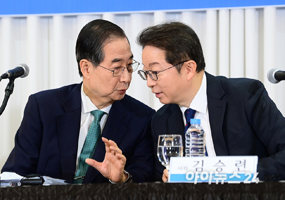 한덕수 무소속 대통령선거 예비후보가 6일 오전 서울 중구 코리아나 호텔에서 열린 관훈토론회에 참석해 기조연설을 하고 있다. [사진=정소희 기자]