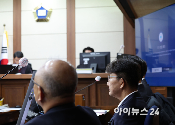 권성동 국민의힘 의원이 3일 서울 서초동 서울중앙지법에서 통일교로부터 불법 정치자금을 수수한 혐의 사건 1차 공판에 출석하고 있다. [사진=사진공동취재단]