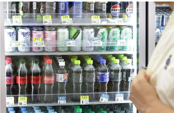 서울의 한 편의점에서 음료를 고르는 고객 모습. [사진=연합뉴스]