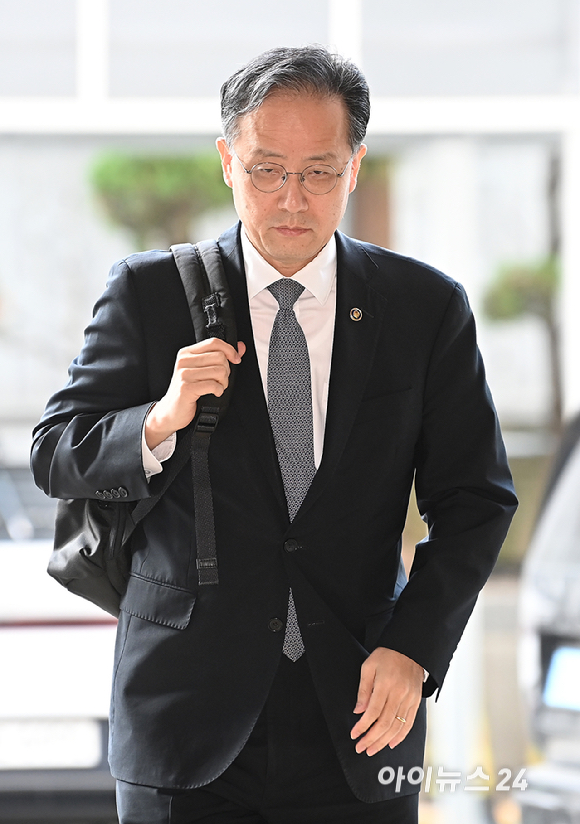 이형일 부총리 겸 재정경제부 장관 후보자가 3일 오전 서울 중구 예금보험공사에 마련된 인사 청문회 준비 사무실로 출근하고 있다. [사진=곽영래 기자]
