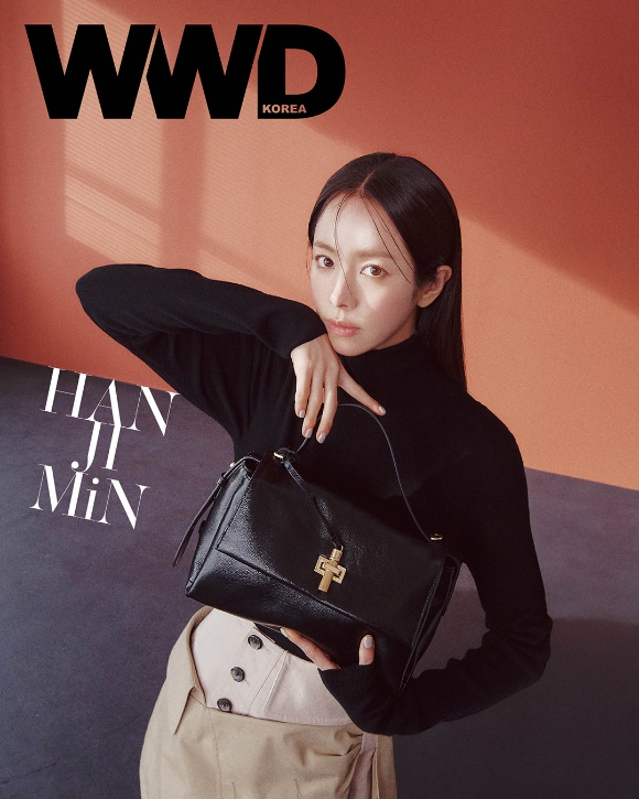 배우 한지민이 화보 촬영에서 포즈를 취하고 있다. [사진=WWD 코리아]