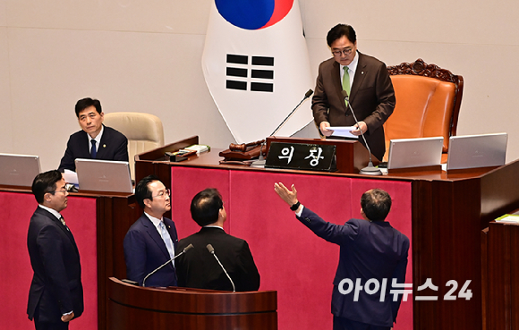 추경호 국민의힘 의원이 25일 오후 서울 여의도 국회에서 열린 본회의에서 우원식 국회의장에게 회의 진행에 대한 항의를 하고 있다. [사진=곽영래 기자]