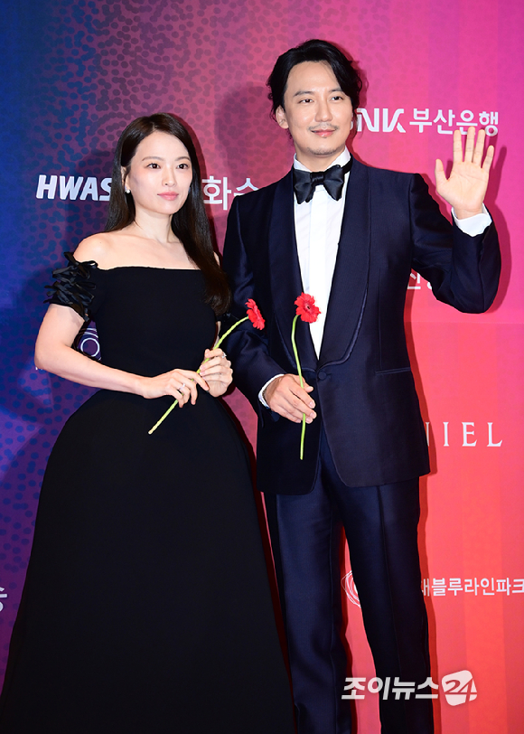 배우 천우희와 김남길이 18일 오후 부산광역시 시그니엘 그랜드볼룸에서 열린 제33회 부일영화상에 시상식 MC로 참석하고 있다. [사진=정소희 기자]