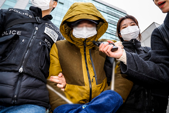 아내를 둔기로 살해한 혐의를 받는 대형 로펌 출신 미국 변호사 A씨가 지난해 12월 12일 서울 성북구 성북경찰서에서 서울중앙지방검찰청으로 송치되고 있다. [사진=뉴시스]