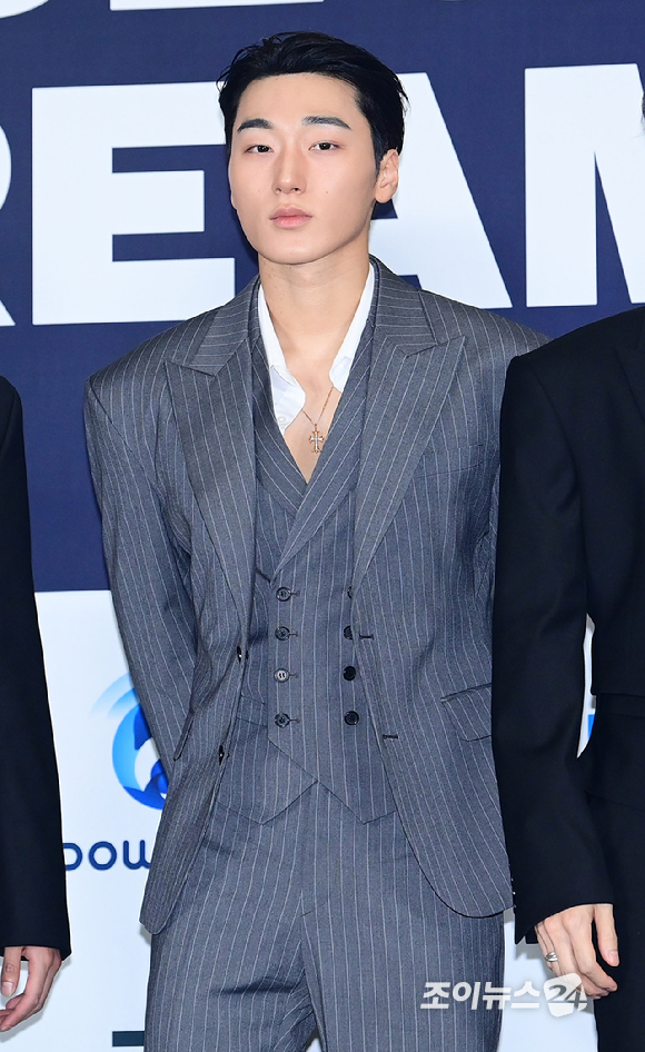 그룹 에이티즈(ATEEZ) 산이 27일 경기 고양시 킨텍스에서 열린 2026 케이 월드 드림 어워즈(K WORLD DREAM AWARDS)' 블루카펫에 참석하고 있다. [사진=정소희 기자]