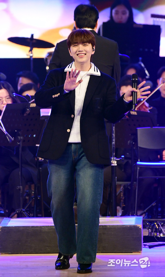 B1A4 산들이 23일 오후 서울 노원구 광운대학교 동해문화예술관에서 열린 '뮤지컬&middot;OST 콘서트-봄이 오는 소리'에서 무대를 선보이고 있다. [사진=정소희 기자]