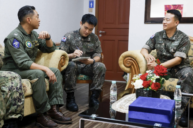 지난달 3일 말레이시아 코타키나발루에서 열린 '퍼시픽 파트너십 2026'에서 이지호 해군 소위가 로버트 레예스 미 해군 대령과 정인철 해군 제5기뢰&middot;상륙전단장 사이에서 통역을 하고 있다. [사진=DVIDS]