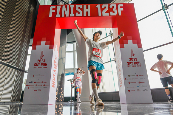 2023 스카이런(SKY RUN)을 완주한 참가자가 123층 피니시라인을 통과하고 있다. [사진=롯데물산]