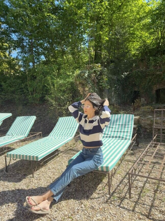 송혜교, 휴가룩 보니...크롭 럭비티에 청바지 입고 개미 허리 자랑