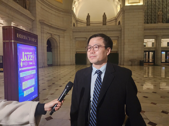 트럼프 대통령이 14일(현지시간) 백악관에서 행정조치 및 법안에 서명한 뒤 기자들의 질문을 듣고 있다. 2026.1.14 [사진=AP=연합뉴스]