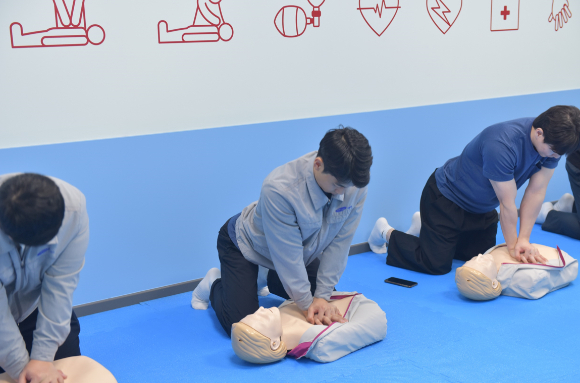 삼성전기 직원들이 심폐소생술 교육을 받고 있다. [사진=삼성전기]