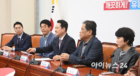 장동혁 당 대표가 24일 서울 여의도 국회에서 열린 CU 가맹주협의회 면담에 앞서 기념촬영을 하고 있다. [사진=곽영래 기자]