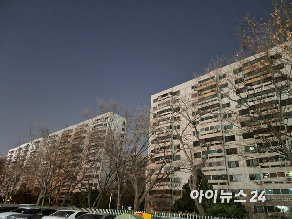 26일 강남구 한국자산신탁 회의실에서 열린 여의도 시범아파트 현장설명회에서 신탁 관계자는 '보안문제'등을 이유로 들며 기자와의 소통을 극도로 제한하는 모습을 보였다. [사진=김민지 기자]