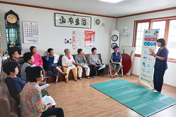 청송군이 온열질환 예방을 위한 방문건강관리 서비스를 강화하고 있다. [사진=청송군청]