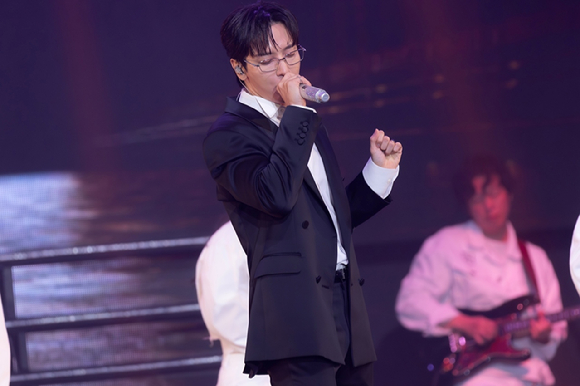 씨엔블루 정용화가 2025 JUNG YONG HWA LIVE 'Director's Cut: Our Fine Days'(2025 정용화 라이브 '디렉터스 컷 : 아워 파인 데이즈')에서 팬들을 만나고 있다. [사진=FNC엔터테인먼트]