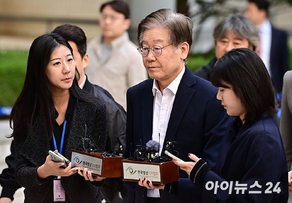 이재명 더불어민주당 대표가 6일 오전 서울 서초구 서울중앙지방법원에서 열리는 대장동·위례 개발사업과 성남FC 후원금 의혹 관련 첫 재판에 출석하고 있다. [사진=곽영래 기자]