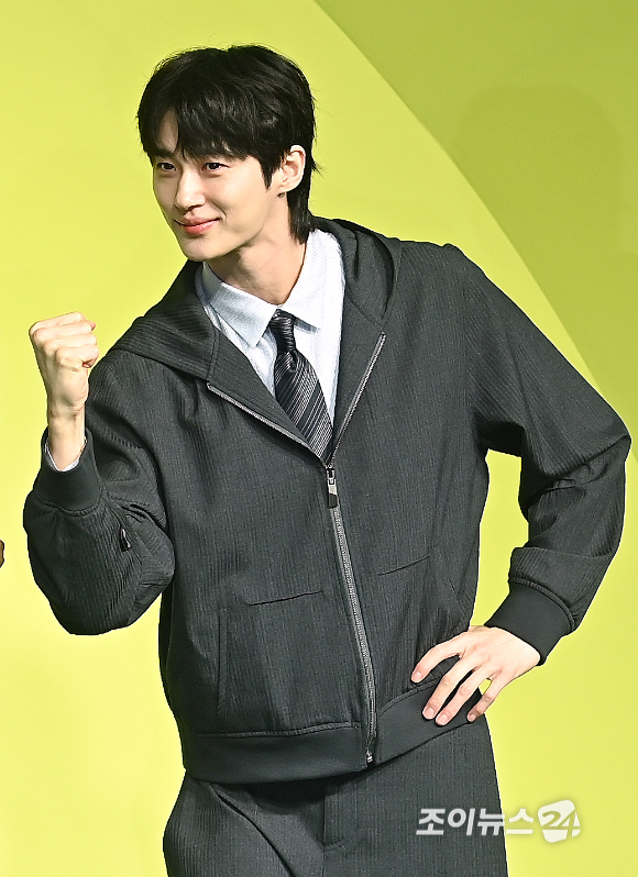 배우 변우석이 19일 오전 서울 종로구 JW 메리어트 동대문 스퀘어 서울에서 열린 넷플릭스 '유재석 캠프' 제작발표회에서 포즈를 취하고 있다. [사진=곽영래 기자]