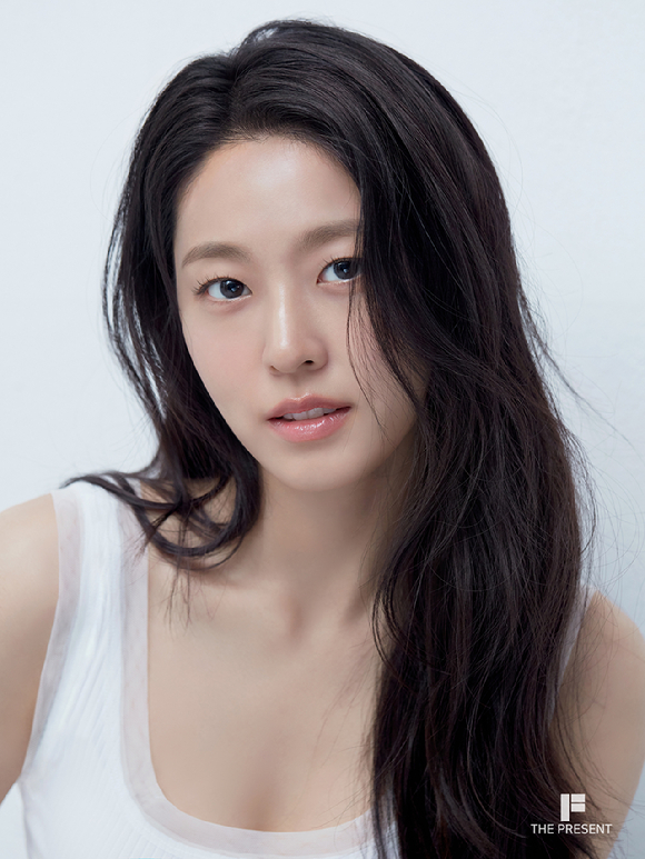 배우 김설현이 프로필 촬영에서 포즈를 취하고 있다. [사진=더프레젠트컴퍼니]