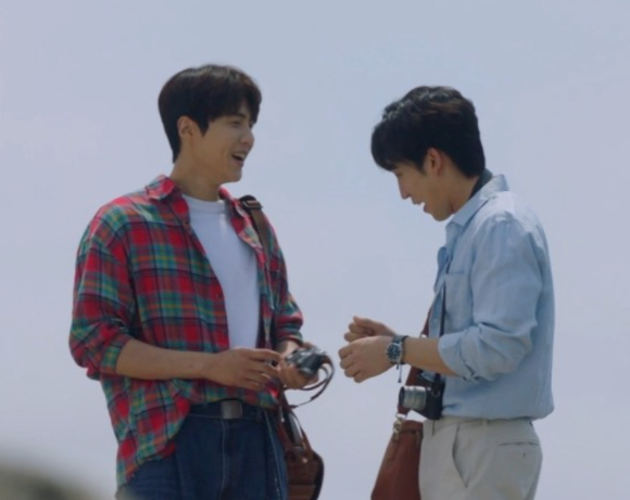 '갯마을 차차차' 김선호가 적당히 포멀하면서도 캐주얼한 분위기를 연출하는 Henley 셔츠로 홍반장 룩을 완성했다. [사진=tvN]