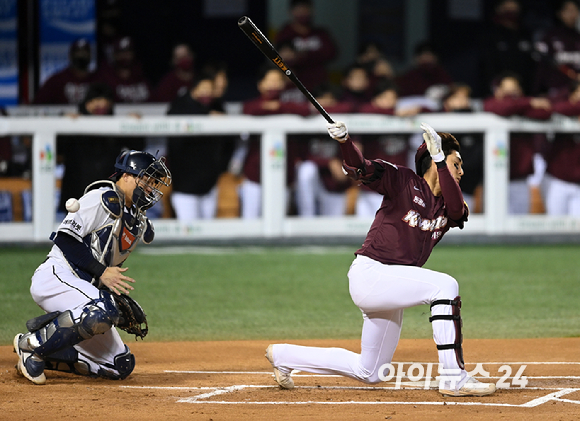 1일 오후 서울 잠실야구장에서 '2021 신한은행 SOL KBO리그' 키움 히어로즈와 두산 베어스의 와일드카드 결정전 1차전이 진행됐다. 키움 이정후가 1회초 2사 스트라이크 낫 아웃 상황에서 1루로 달리고 있다.