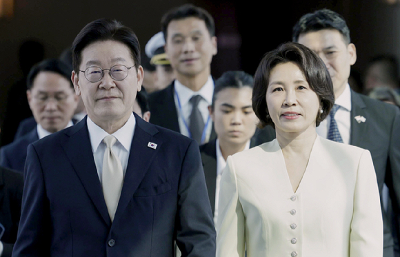 싱가포르를 국빈방문한 이재명 대통령과 김혜경 여사가 1일 창이 국제공항에 도착한 공군1호기에서 내려 이동하고 있다. 2026.3.1 [사진=연합뉴스]