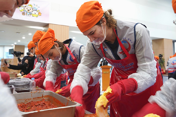 한국도로공사 부키리치와 타나차가 지난 5일 열린 '2023 사랑의 김장 나눔' 행사에 참여해 김장 김치를 담그고 있다. [사진=한국도로공사 배구단]