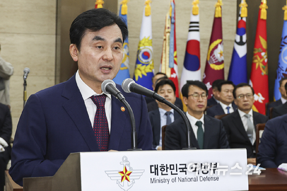 안규백 국방부 장관이 13일 오전 서울 용산구 국방부 청사에서 열린 국방부 국정감사에서 업무보고를 하고 있다. [사진=국회사진기자단]