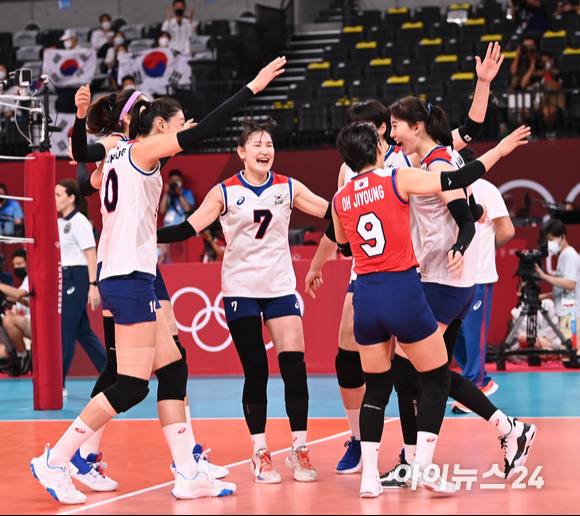 8일 오전 일본 도쿄 아리아케 아레나에서 '2020 도쿄올림픽' 여자 배구 동메달 결정전 대한민국과 세르비아의 경기가 펼쳐졌다. 한국 여자 배구대표팀이 환호하고 있다.