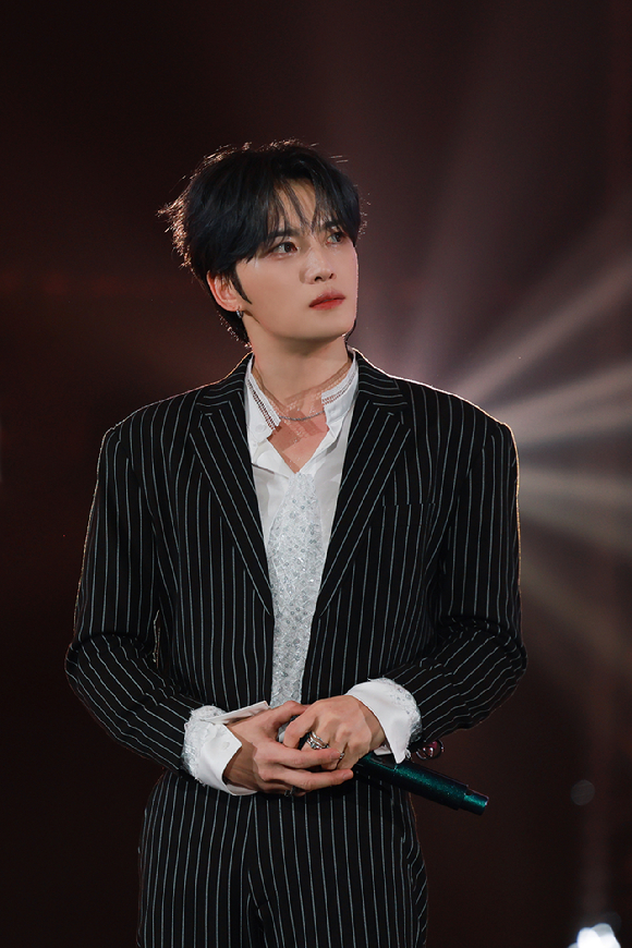 가수 김준수, 김재중이 데뷔 20주년 기념 단독 콘서트에서 무대를 꾸미고 있다. [사진=팜트리아일랜드, iNKODE]