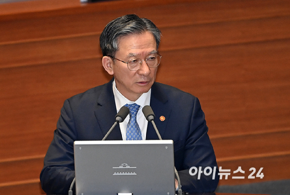 정성호 법무부 장관이 3일 서울 여의도 국회 본회의에서 열린 정치&middot;외교&middot;통일&middot;안보 분야 대정부질문에서 주호영 국민의힘 의원의 질의에 답변하고 있다. [사진=곽영래 기자]