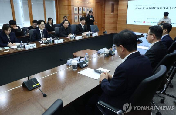 김정관 산업통상자원부 장관이 25일 서울 대한무역투자진흥공사에서 열린 대산 1호 프로젝트의 신속이행을 위한 석유화학 사업재편승인기업 CEO 간담회에서 모두발언을 하고 있다. [사진=연합뉴스]