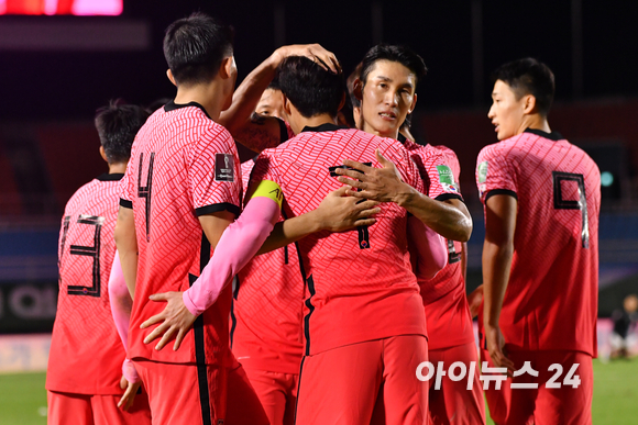 대한민국 손흥민이 7일 오후 안산 와스타디움에서 진행된 '2022 카타르 월드컵' 아시아 지역 최종예선 A조 3차전 대한민국과 시리아의 경기에서 두 번째 골을 넣은 후 선수들과 기뻐하고 있다.