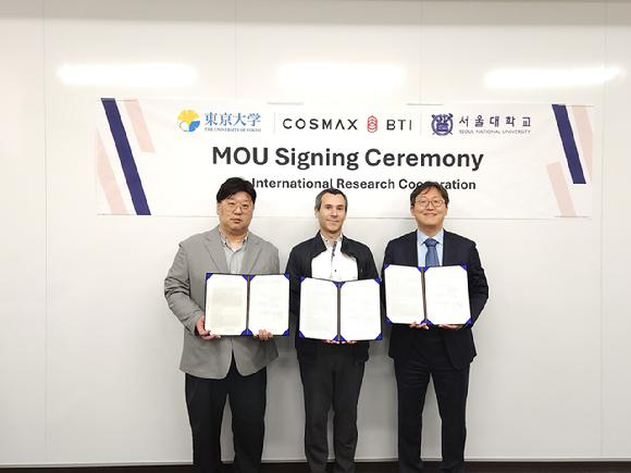 일본 도쿄대학교에서 열린 코스맥스-도쿄대-서울대 업무협약식에서 (좌측부터) 윤석균 코스맥스비티아이 R&I유닛 BI(Bio Innovation)랩장, 오라시오 카브랄 (Horacio Cabral) 도쿄대학교 바이오 엔지니어링학과 교수, 이연 서울대학교 자연과학대학 화학부 교수가 기념촬영을 하고 있다. [사진=코스맥스]