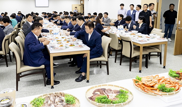 12일 경북도의회 의원식당에서 도·의회·교육청이 함께하는 수산물 소비 활성화 시식 행사가 열리고 있다. [사진=경북도청]