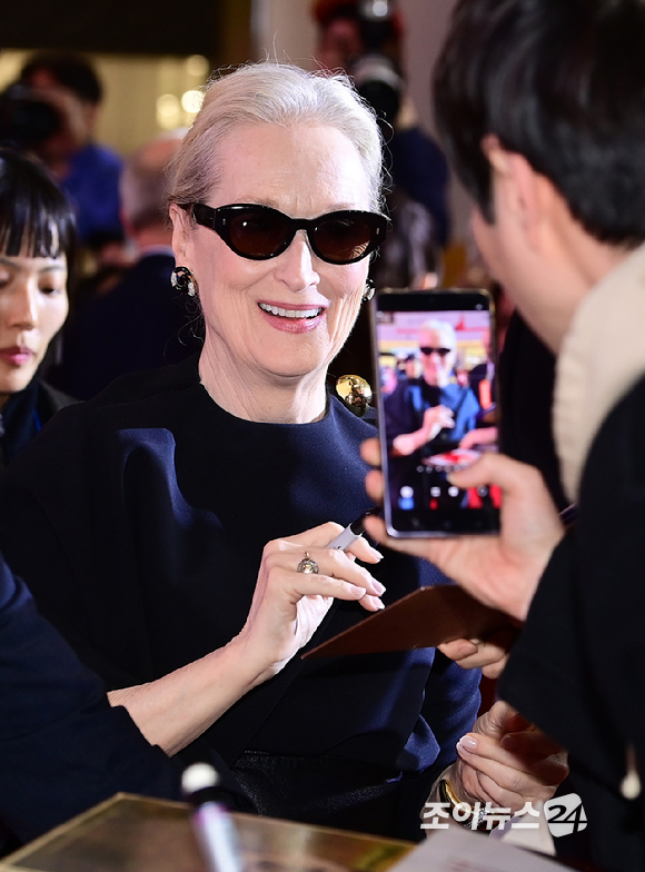 배우 메릴 스트립이 8일 오후 서울 영등포구 타임스퀘어에서 열린 영화 '악마는 프라다를 입는다 2' 레드카펫 행사에 참석하고 있다. [사진=정소희 기자]