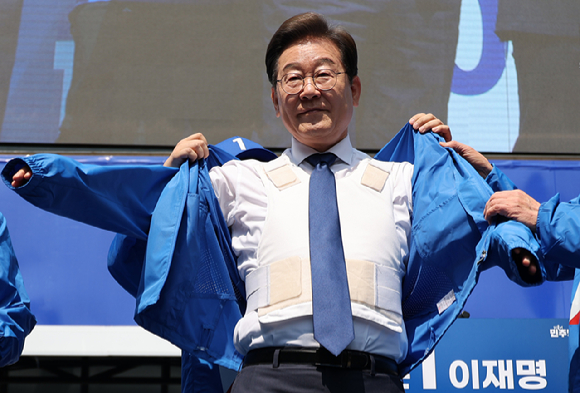 이재명 더불어민주당 대선 후보가 공식 선거운동 첫날인 12일 서울 종로구 광화문광장에서 열린 중앙선거대책위원회 출정식에서 방탄복 위에 선대위 점퍼를 입고 있다. [사진=연합뉴스]