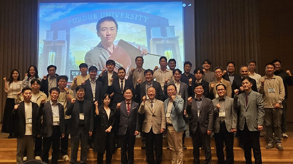 15일 제주 휘닉스 아일랜드에서 열린 '2025 춘계 국제학술대회'에서 참가자들이 기념촬영하고 있다. [사진=한국자동차모빌리티안전학회]