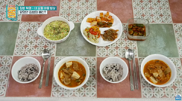 지난 10일 방영된 EBS '귀하신 몸' 5회 '집밥 혁명-내 삶을 바꿀 밥상'에선 당뇨 위험에 노출돼 있는 사람들의 밥상을 점검하고 문제점을 지적했다. 사진은 김미경씨와 김나윤씨의 밥상. [사진=EBS 영상 캡처]