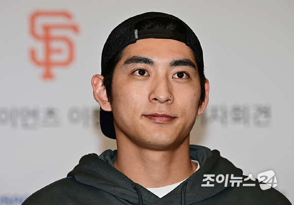 미국프로야구(MLB) 샌프란시스코 자이언츠에 입단한 이정후가 19일 오후 인천국제공항을 통해 귀국하고 있다. [사진=곽영래 기자]