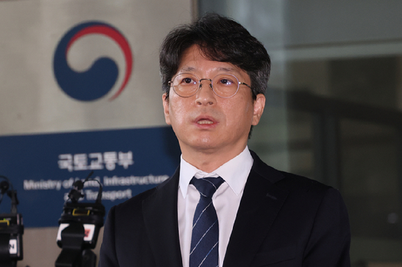 홍지선 국토교통부 장관 후보자가 31일 세종시 정부세종청사로 출근하며 취재진 질문에 답하고 있다. [사진=연합뉴스]