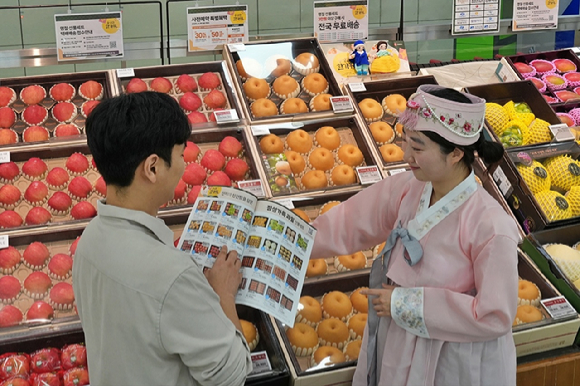 지난해 추석 명절 기간 롯데마트 제타플렉스 서울역점에서 선물세트를 홍보하는 모습. [사진=롯데마트]