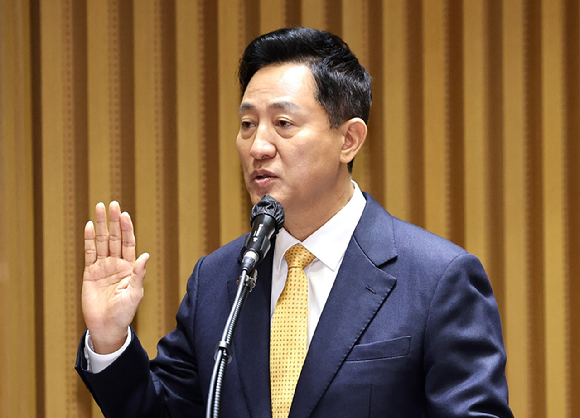 오세훈 서울시장이 15일 서울시청에서 열린 행정안전위원회 국정감사에서 선서하고 있다. [사진=연합뉴스]