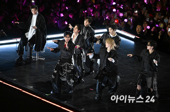 방탄소년단(BTS)이 21일 오후 서울 광화문 광장에서 정규 5집 '아리랑(ARIRANG)' 앨범 발매를 기념해 컴백 무대를 선보이고 있다. [사진=사진공동취재단]