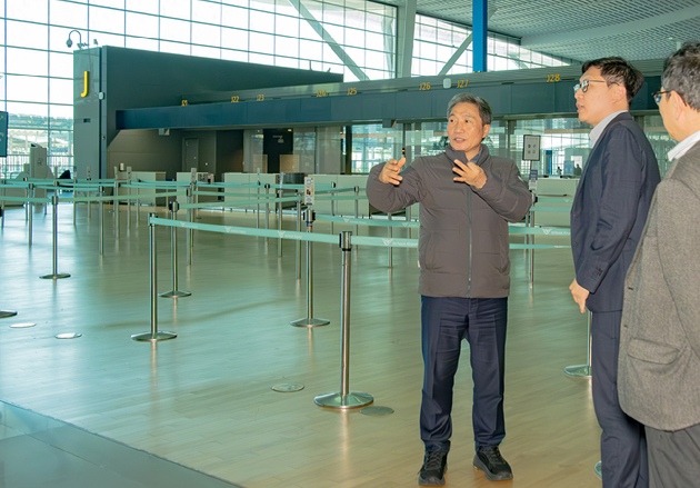 이학재 인천국제공항공사 사장이 아시아나항공 이전 대비를 위한 최종 현장 점검을 실시하고 있다. [사진=인천국제공항공사]