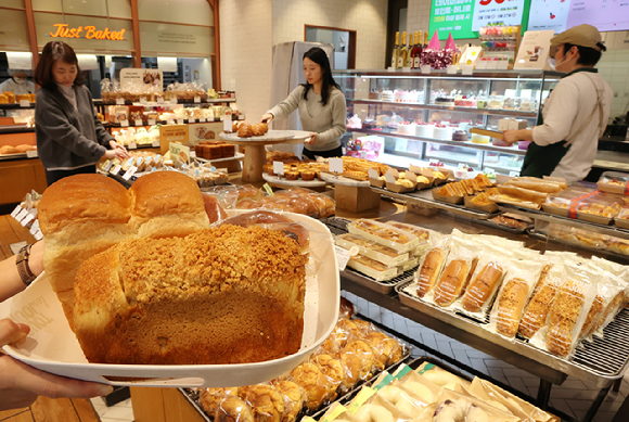 서울의 한 뚜레쥬르 매장에서 관계자들이 빵을 살펴보고 있다. [사진=연합뉴스]