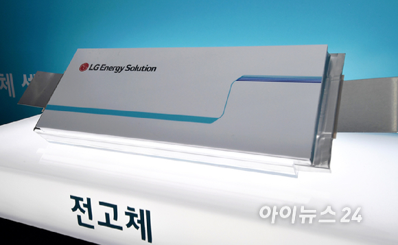 11일 서울 강남구 코엑스에서 열린 '인터배터리 2026'에서 LG에너지솔루션 배터리가 전시되어 있다. [사진=곽영래 기자]